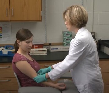 Лечение зависимости от аптечных препаратов в Крымске Врач делает инъекцию пациентке